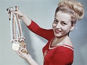 Věra Čáslavská na snímku z roku 1964 ukazuje medaile, které získala na...