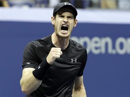 Britsk tenista Andy Murray se raduje ze zisku prvnho setu nad Rosolem.