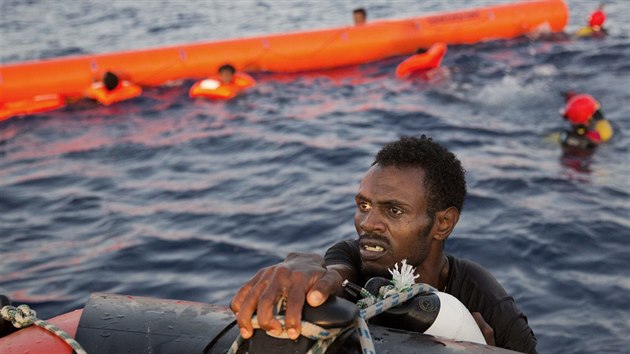 Italsk nmonictvo, lod nkolika nevldnch organizac a dal plavidla v pondl zachrnily u libyjskho pobe zhruba 6500 migrant plujcch do Itlie (29.8.2016).