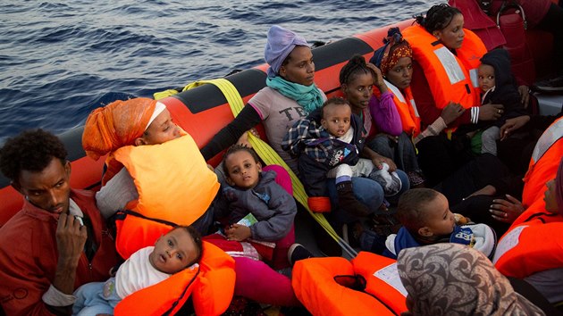 Italské námořnictvo, lodě několika nevládních organizací a další plavidla v pondělí zachránily u libyjského pobřeží zhruba 6500 migrantů plujících do Itálie (29.8.2016).