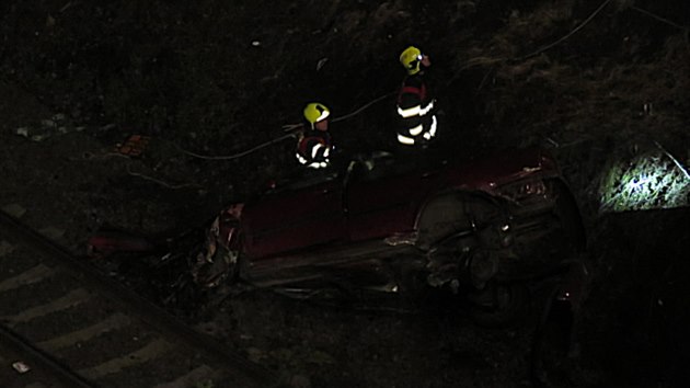 Auto, kter spadlo z mostu na koleje, zachytil prv projdjc vlak.