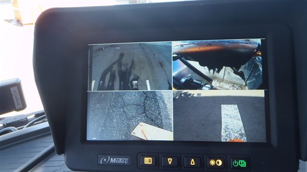 Řidič může na obrazovce sledovat výstupy ze všech kamer, které na vozidle jsou.