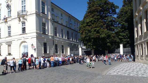 Fronta lidí, kteří na Hradčanském náměstí čekají na vstup na IV. nádvoří Pražského hradu.
