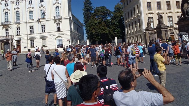 Fronta lidí, kteří na Hradčanském náměstí čekají na vstup na IV. nádvoří Pražského hradu.