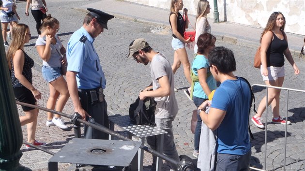 Policejní kontrola při vstupu do Pražského hradu z ulice Na Opyši a od Starých zámeckých schodů.