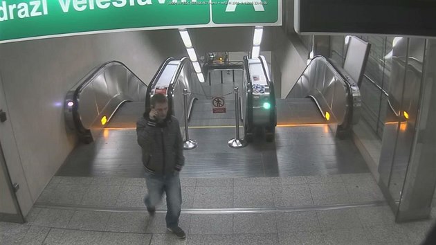 Policisté hledají muže, který je podezřelý z napadení dívky v metru (30.8.2016).