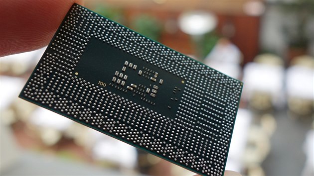 Procesor Core i7 (U) sedm generace (spodn st).