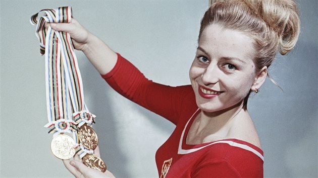 Vra slavsk na snmku z roku 1964 ukazuje medaile, kter zskala na olympijskch hrch v Tokiu.