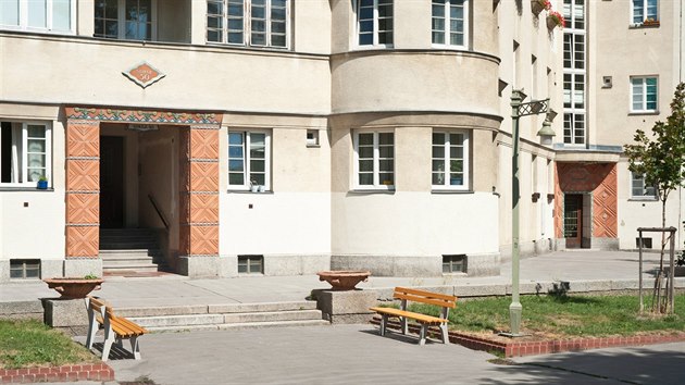 1926-1927 Karl-Seitz-Hof, Vde 21, Jedleseer Strasse 66-94 - monumentln "lidov bytov palc" (Volkswohnpalast) s 1 173 byty, pojmenovan po prvnm rakouskm prezidentovi Karlu Seitzovi.