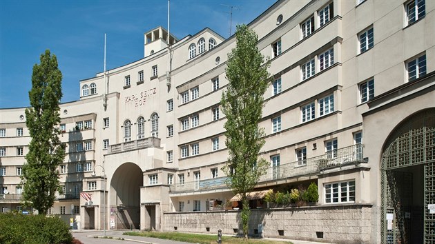 1926-1927 Karl-Seitz-Hof, Vde 21, Jedleseer Strasse 66-94 - monumentln "lidov bytov palc" (Volkswohnpalast) s 1 173 byty, pojmenovan po prvnm rakouskm prezidentovi Karlu Seitzovi.