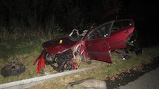 Auto, které spadlo z mostu na koleje, zachytil práv projídjící vlak.