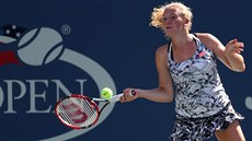 Kateina Siniaková se soustedí na míek  v zápase proti Eugenii Bouchardové v...