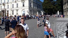Fronta lidí, kte�í na Hrad�anském nám�stí �ekají na vstup na IV. nádvo�í...