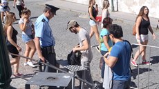 Policejní kontrola při vstupu do Pražského hradu z ulice Na Opyši a od Starých...