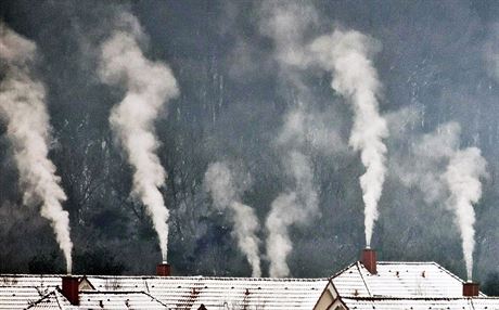 Výrazný vliv na vznik smogu mají lidé, kteí doma spalují njaké palivo. (Ilustraní snímek)