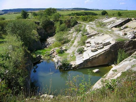 V bývalém zbuzanském lomu se mramor pestal tit na konci minulého století.