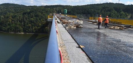 Dlníci opravují ákovský most pes Vltavu.