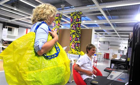 Zákazníci můžou v IKEA nakoupit on-line. Kliknou a firma nábytek doveze -  iDNES.cz