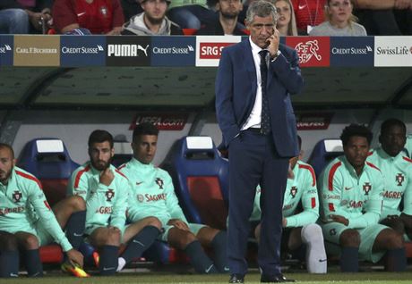 Trenér portugalské reprezentace Fernando Santos sleduje, jak jeho tým ve...