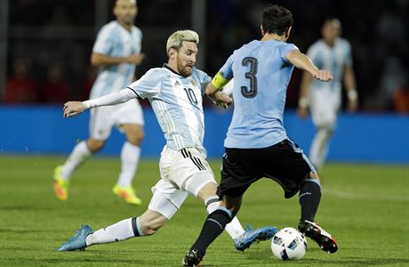 Argentinec Lionel Messi bojuje o m s Diegem Godinem z Uruguaye.