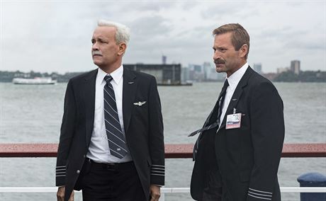 Piloti sledují potápjící se letadlo ve filmu Sully: Zázrak na ece Hudson