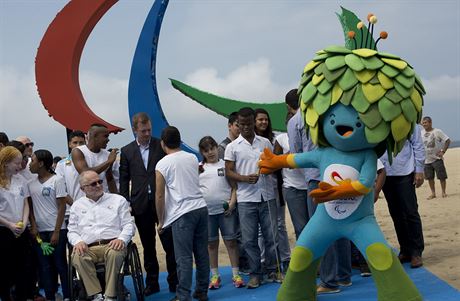 Tom, maskot paralympiády v Riu, ádí na Copacaban.