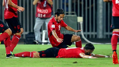 Albántí fotbalisté Armando Sadiku (dole) a Jetmir Hyka se radují z gólu proti...