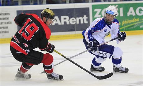 Martin Neas (vpravo) z Komety Brno v duelu se Znojmem