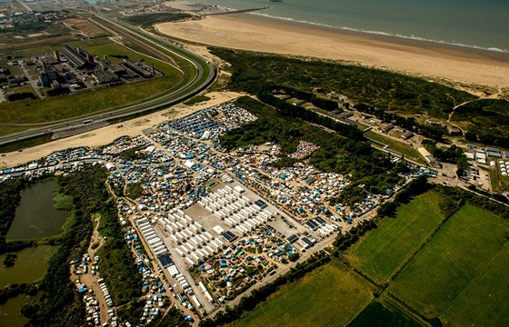 Letecký pohled na uprchlický tábor zvaný Džungle v Calais. Na snímku jsou...