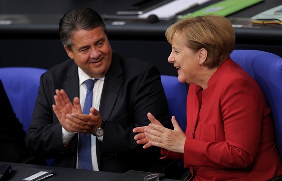 Nmecká kancléka Angela Merkelová a místopedseda vlády a ministr hospodáství...