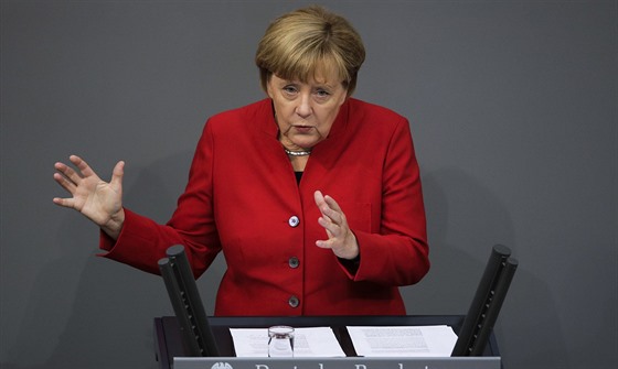 Nmecká kancléka Angela Merkelová ení na zasedání parlamentu v Berlín (7....