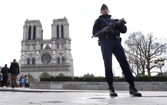 Francouzský policista ped chrámem Notre Dame (27. bezna 2016)