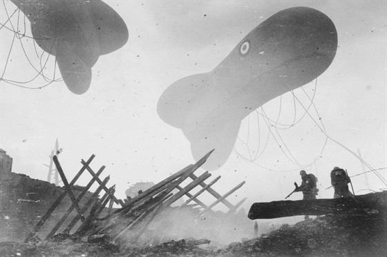 Obrázky z Battlefieldu 1 stylizované jako fotografie z první světové války