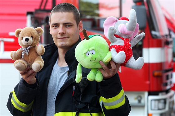 Plyšové hračky jsou nedílnou součástí výbavy hasičských vozů. Pomáhají dětem,...