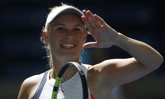 Dánská teniska Caroline Wozniacká salutuje po postupu do 4. kola US Open.