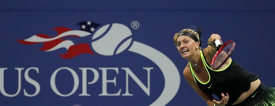 Česká tenistka Petra Kvitová podává při osmifinále US Open.