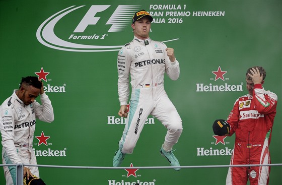 RADOST. Nico Rosberg oslavuje triumf ve Velké cen Itálie formule 1.
