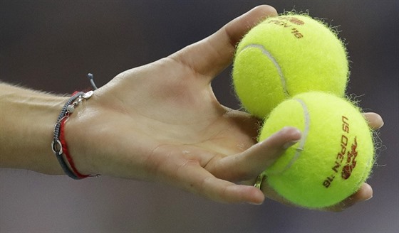 Tenisové míky v ruce Karolíny Plíkové v semifinále US Open.