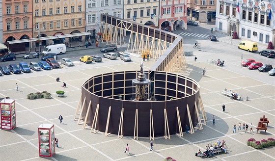 Architekt Jan Šépka během výstavy Vnímání zakryl Samsonovu kašnu za...