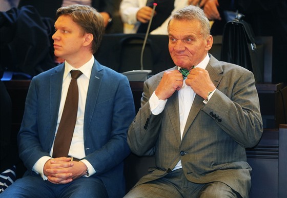 Bývalí pražští primátoři Bohuslav Svoboda (vpravo) a Tomáš Hudeček u Městského...