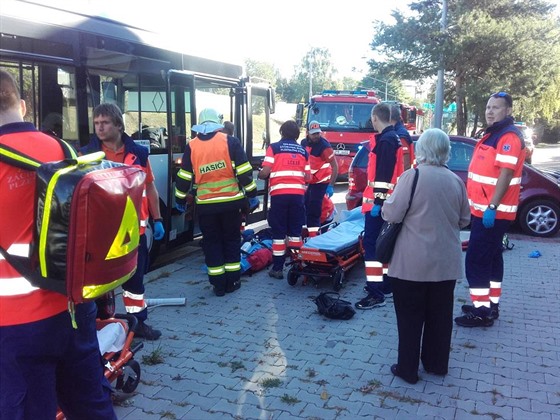 Dv eny upadly a zranily se v autobusu pi ranní nehod auta s autobusem v Plzni 