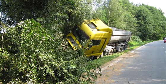 Kamion havaroval mezi obcemi Zubčice a Kaplice - nádraží.
