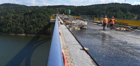 Dlníci opravují ákovský most pes Vltavu.
