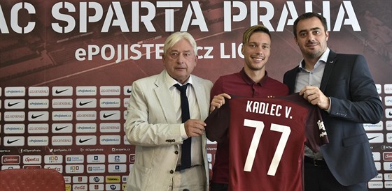 Václav Kadlec (uprosted) po pestupuje do Sparty pózuje s dresem. Vlevo hráv...