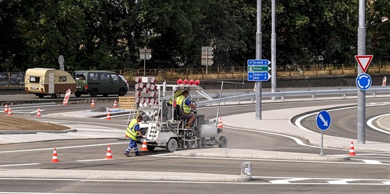 V pátek odpoledne silničáři malovali na asfalt vodorovné dopravní značení.