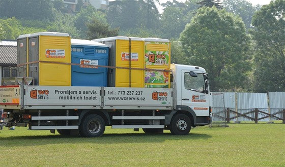 Mobilní toalety na festivalu Krásná louka pedtím, ne do nich mu provrtal...