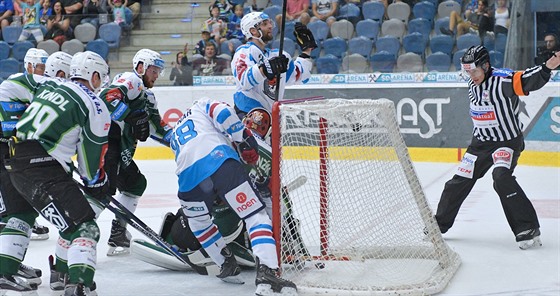 Jakub Sklená z Chomutova pekonal karlovarského brankáe Davida Honzíka.