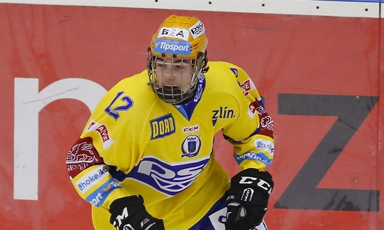 Zlínský talent Filip Chytil je u v sedmnácti letech oporou extraligových hokejist Zlína. NHL by mu nemla utéct.