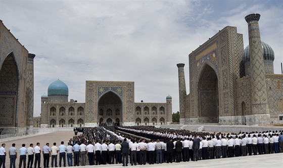 Smutení shromádní na námstí v Samarkandu, kde se prezident Uzbekistánu...