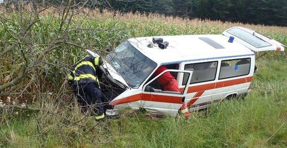 U obce Láz poblí Kladrub havarovala pevozová sanitka, stetla se s osobním...